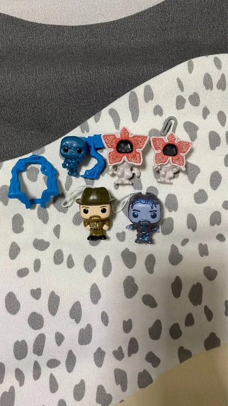 Stranger things kinder joy fanko pop 3