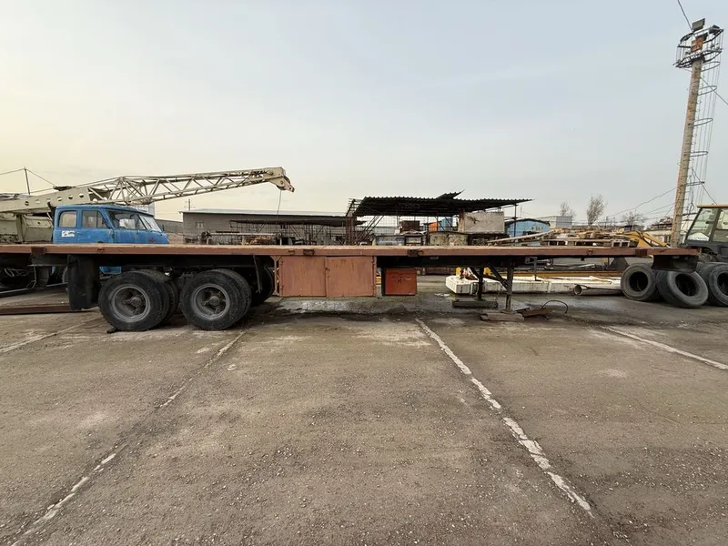 Контейнеровоз площадка полуприцеп сотилади