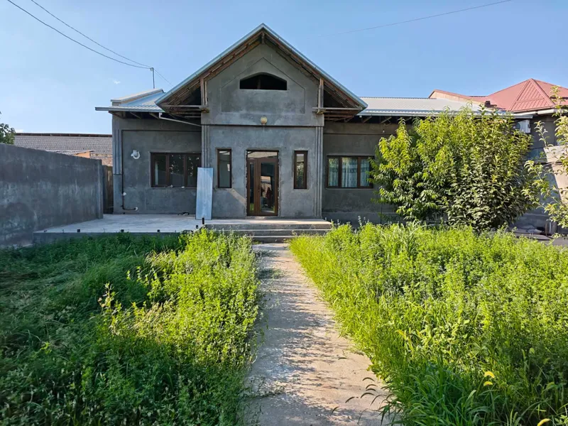 Uchqahramon G'ishtko'prikda hovli sotiladi 1