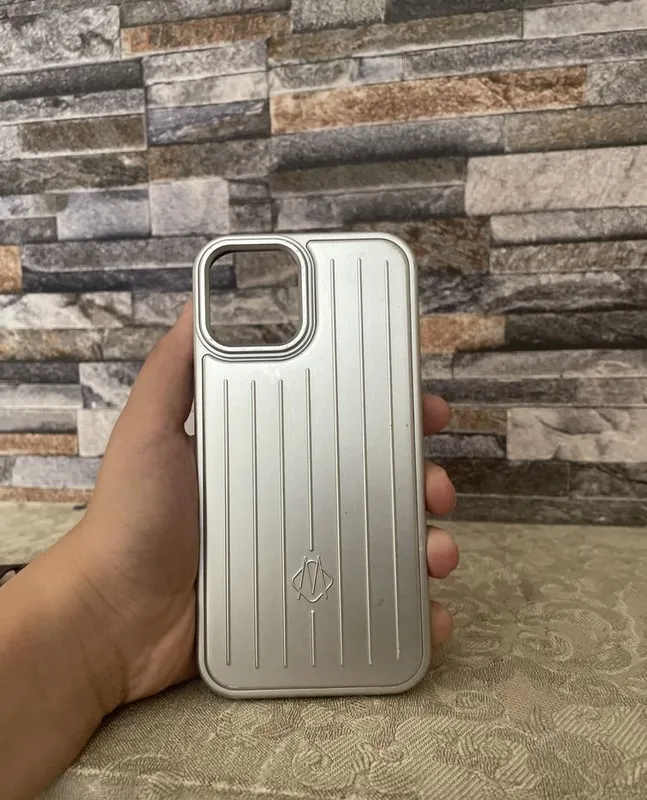 Чехол Rimowa Silver для 12, и 12 про 2 Чехол Rimowa Silver для 12, и 12 про 2