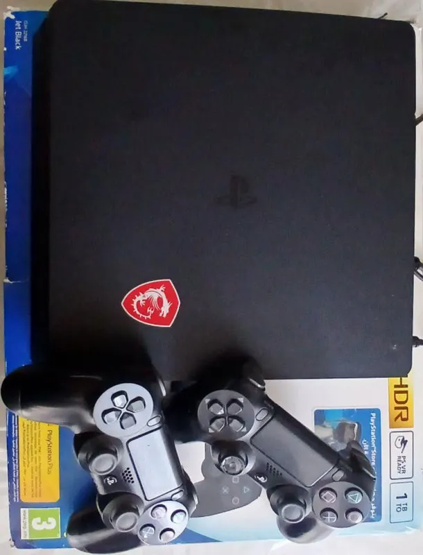 Play station 4 slim 4 Play station 4 slim 4
