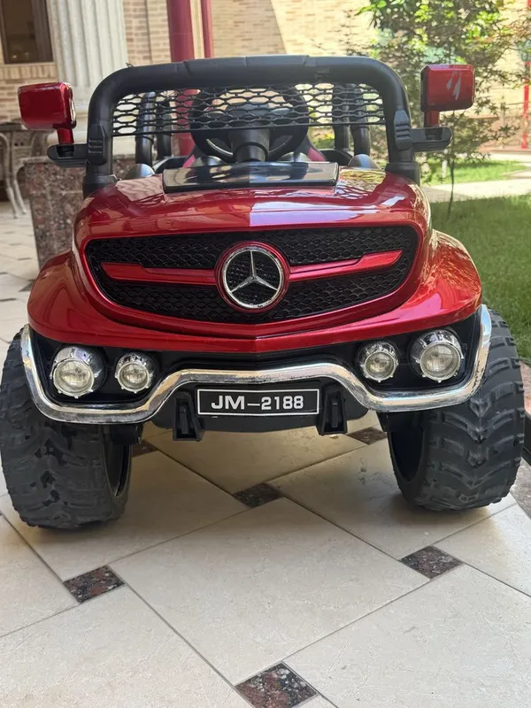 Mercedes-Benz Off-Road JM-2188 красного цвета.