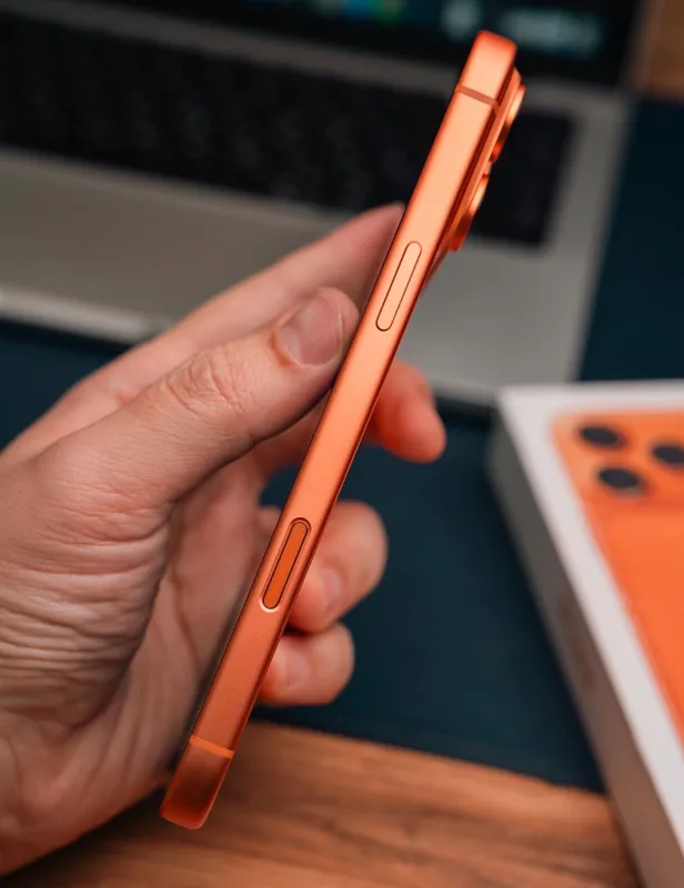 iPhone 17 ProMax 256 Orange, аккум.: 93% — торг есть 3 iPhone 17 ProMax 256 Orange, аккум.: 93% — торг есть 3