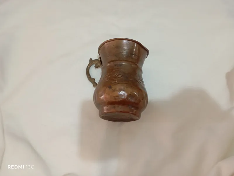 Antikvar mis ko‘zacha (krujka), o‘yma qo‘l mehnati