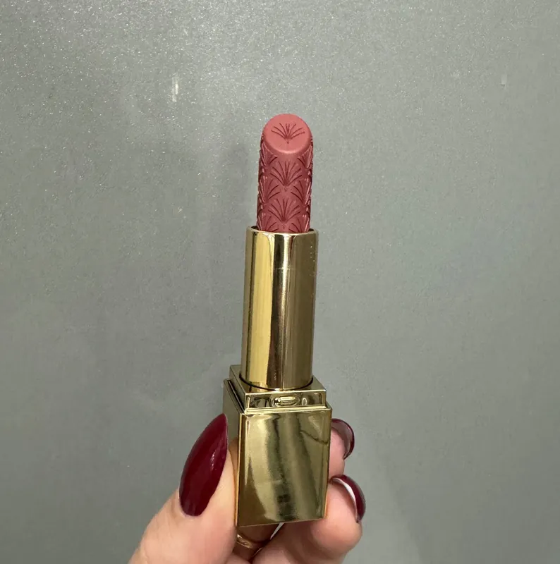 Cheklangan miqdordagi Estée Lauder lab bo‘yog‘i 2 Cheklangan miqdordagi Estée Lauder lab bo‘yog‘i 2