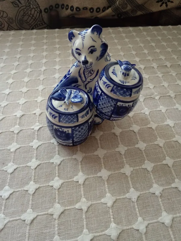 Гжель, медведь с мёдом. Новый.