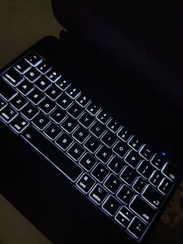 LUXury клавиатура с магнитным креплением iPad. 6 LUXury клавиатура с магнитным креплением iPad. 6