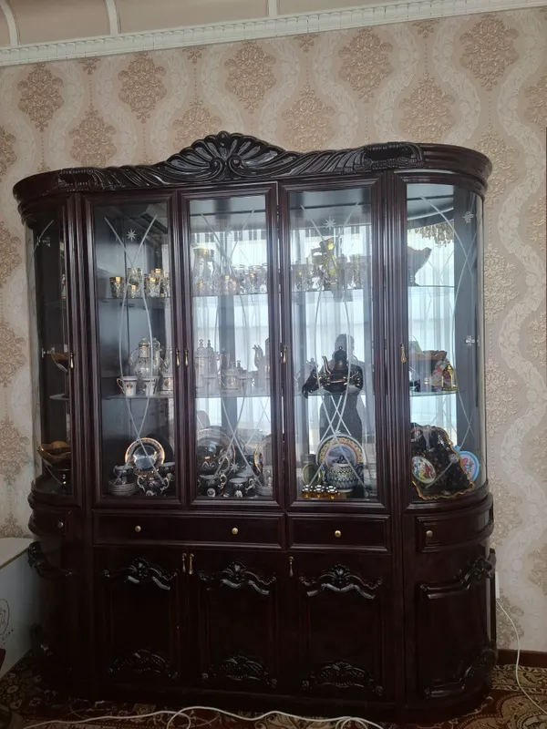 мебель( стол, буфет)