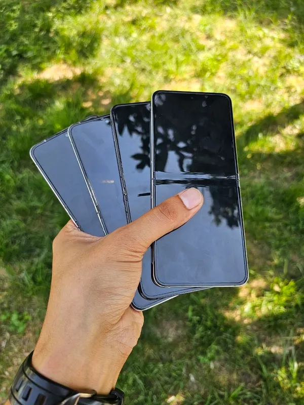 Samsung Galaxy Z Flip 5 (5G) 2 Samsung Galaxy Z Flip 5 (5G) 2