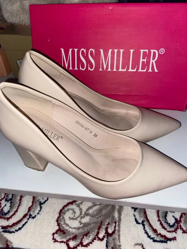 Miss Miller tufli kiyilgan