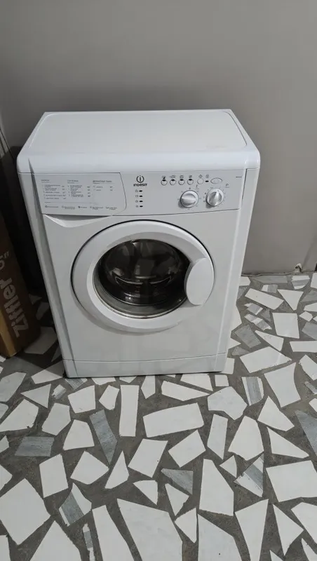 Продаю бытовую стиральную машину Indesit 5 кг бу