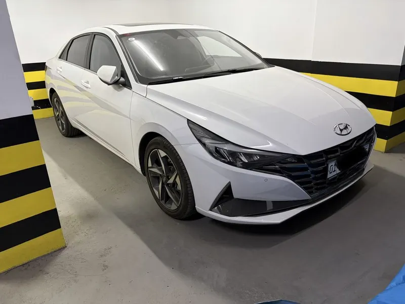 HYNDAI ELANTRA 2023 новый 1.000 км пробег.