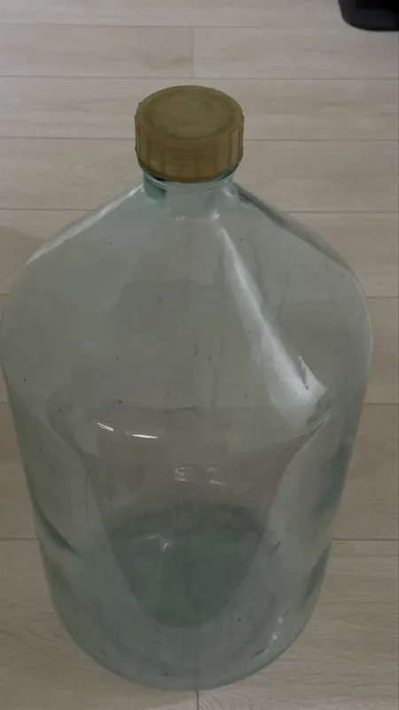Бутыль 20 литровый.