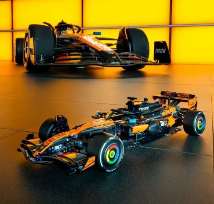 Конструктор LEGO Technic McLaren MCL39 F1 Car (1675 деталей) 4