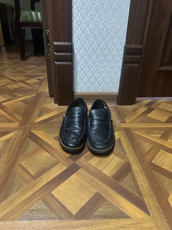 Erkaklar tuflisi, teri, Derimod brendi, Turkiya 3
