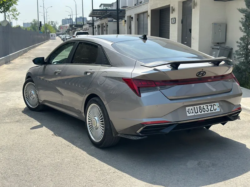 Продается Hyundai Elantra 2021 — фото 1