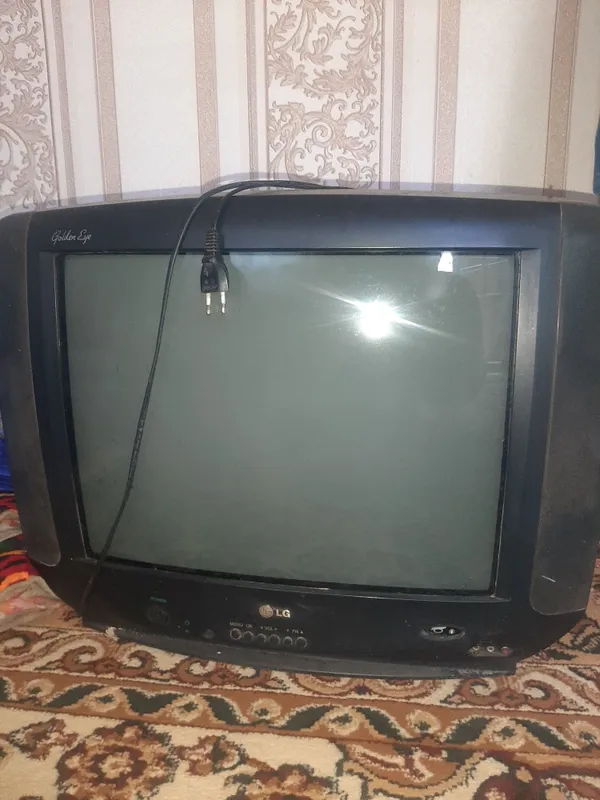 Televizor sotiladi