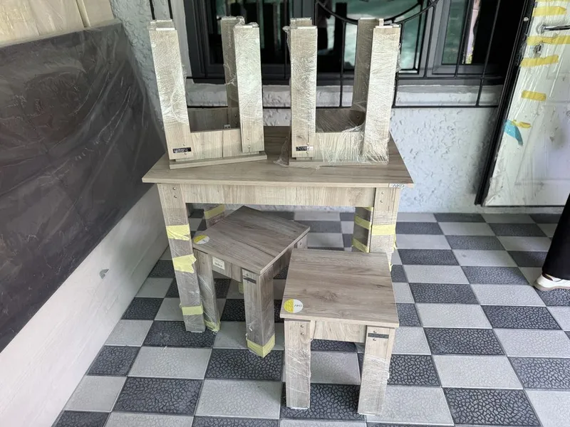 Продается стол со стульями