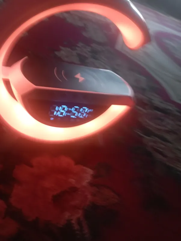 Led wireless chatging speaker
