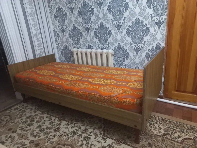 Krovat matrasi bilan va dars stoli 1 Krovat matrasi bilan va dars stoli 1