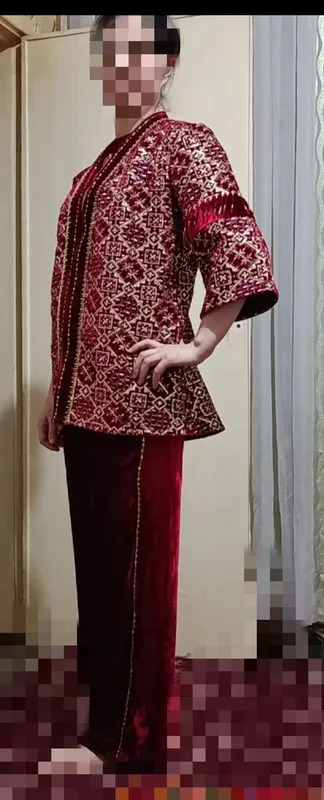 Milliy kiyim sotiladi