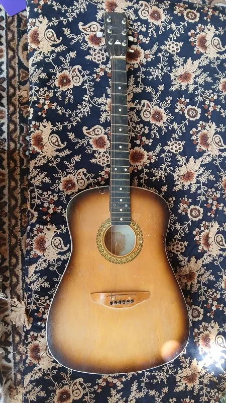gitara sotiladi. 4 gitara sotiladi. 4