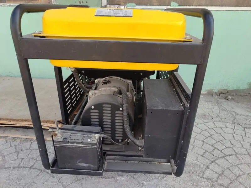 Движок генератор ROLF 18 kWt 220v/380v бензин 2 Движок генератор ROLF 18 kWt 220v/380v бензин 2