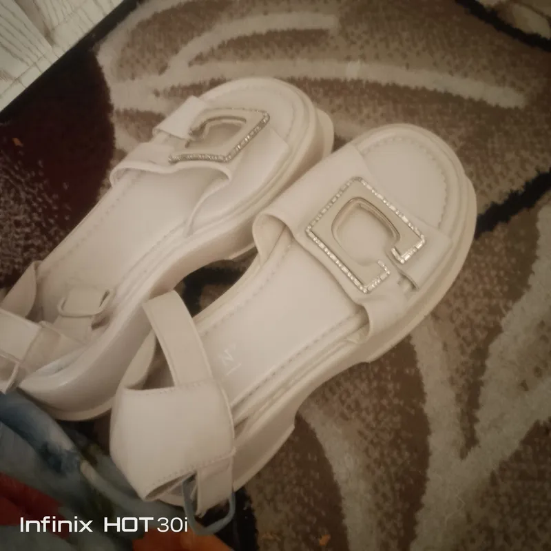 Белые женские сандалии в хорошем состоянии 1