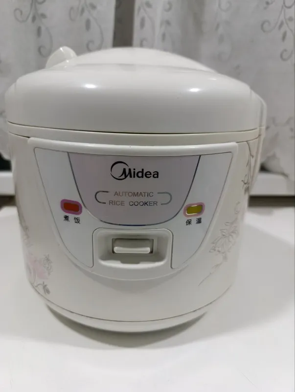 Продается кашеварка Midea