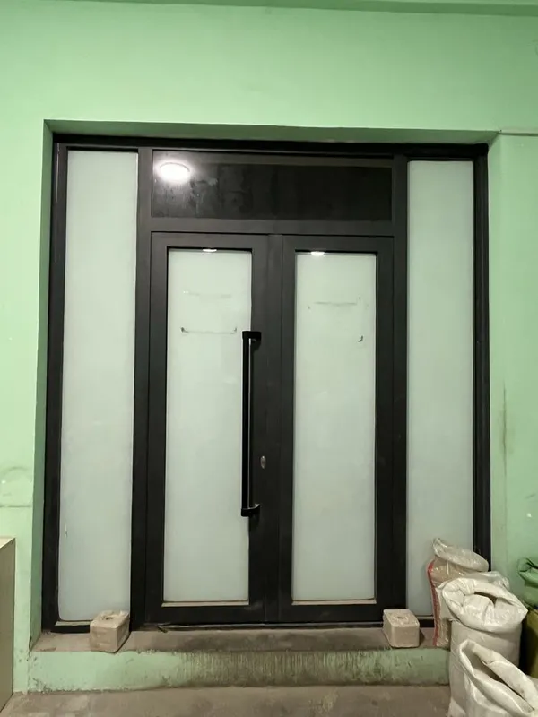 Razmerlari 250 uzunligi balanligi 270 bundan 3 ta bor 2