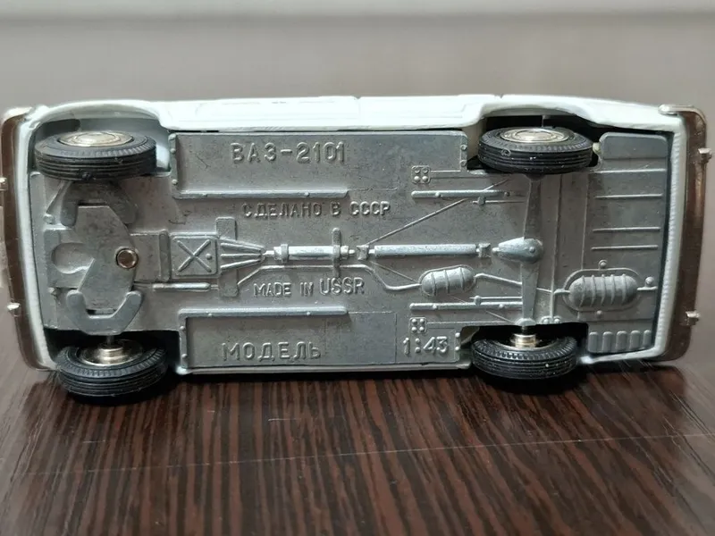 Коллекционная модель ВАЗ 2101 такси, масштаб 1:43 — фото 5