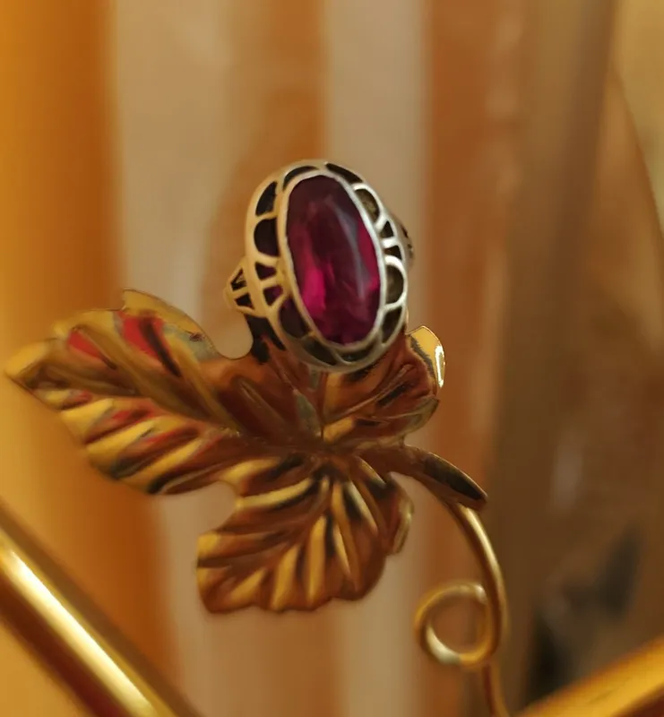 Кольцо серебряное,камень корунд,875 проба,300000сум..