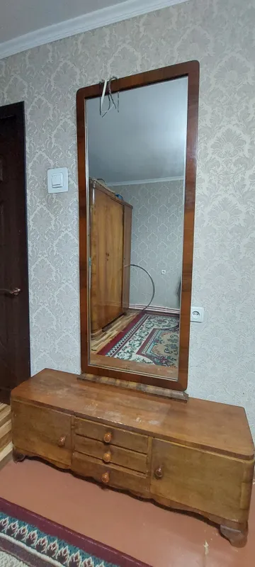 продам дубовый шифоньер и трюмо, требует реставрации. 500.000 сум 2 продам дубовый шифоньер и трюмо, требует реставрации. 500.000 сум 2