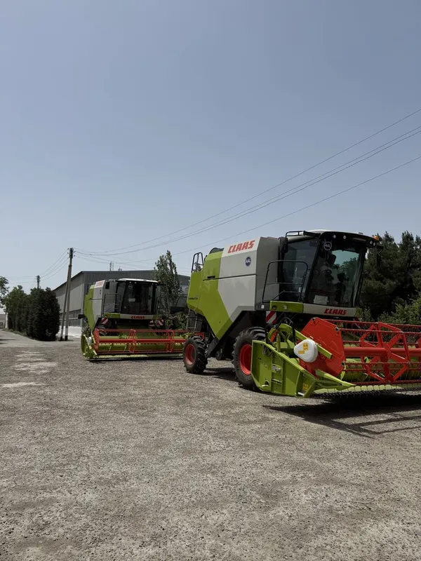 2 dona zamonaviy yuqori unumli CLAAS 260 4WD kombaynlari xizmati bor. 2 dona zamonaviy yuqori unumli CLAAS 260 4WD kombaynlari xizmati bor.