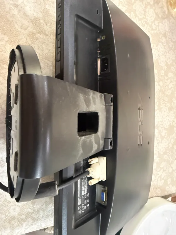 Asus monitori 3 Asus monitori 3