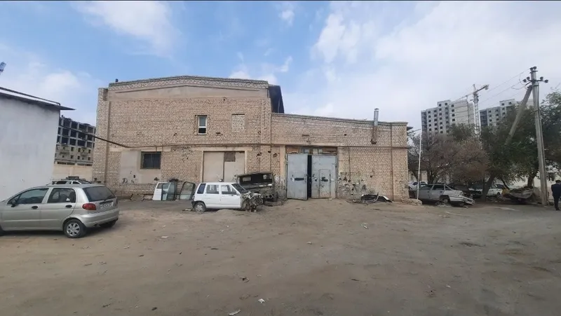 Урганч шахри марказида 641² нотурар бино.