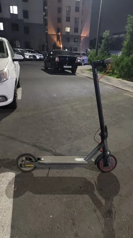 Электросамокат Xiaomi Mi Electric Scooter (на литых колесах) Электросамокат Xiaomi Mi Electric Scooter (на литых колесах)