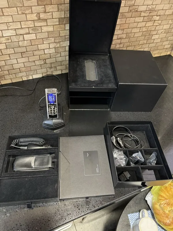 Vertu Sugnature S Diamond crocodile, to‘liq komplekt 1 Vertu Sugnature S Diamond crocodile, to‘liq komplekt 1