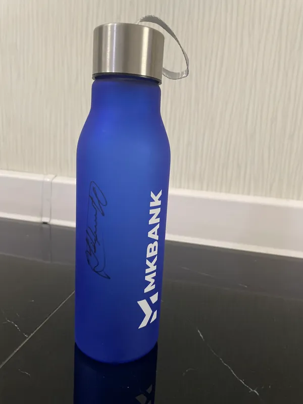 Otabek Umarov avtografi qo’yilgan MKBANK termos