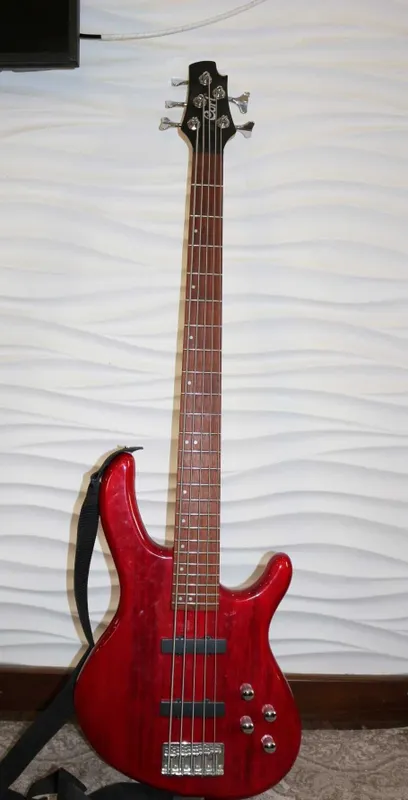Cort bas-gitarasi, 5 torli + g‘ilof va kabel, deyarli yangi 3 Cort bas-gitarasi, 5 torli + g‘ilof va kabel, deyarli yangi 3