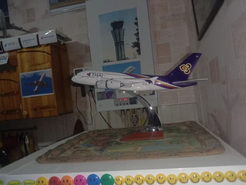 Airbus A380-800 Airbus A320-214 4