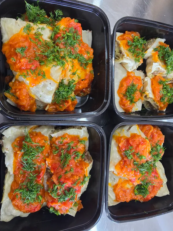требуются на кухню работники Повар И салатчица — фото 2