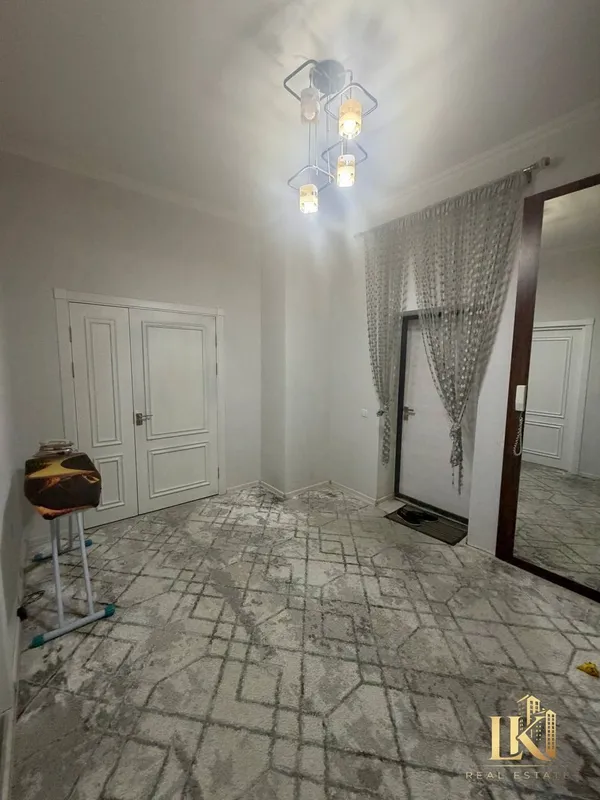 Yangi qurilgan uyda ta’mirli, mebel va texnika bilan to‘liq jihozlangan, avtoturargoh joyi bor, g‘ishtli uyda joylashgan keng 2 xonali kvartira sotiladi 4