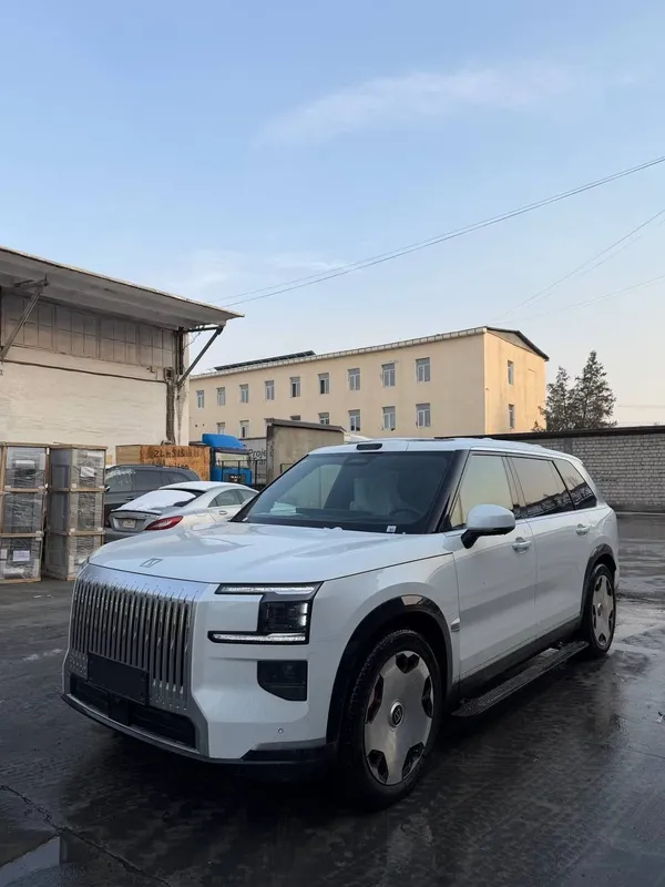 Zeekr 9x 70kw.Srochna Zeekr 9x 70kw sideniya aylanadi full 107.000$ 1