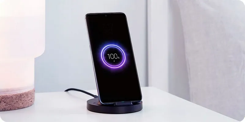 Подставка для смартфона с поддержкой быстрой беспроводной зарядки 20w — фото 1