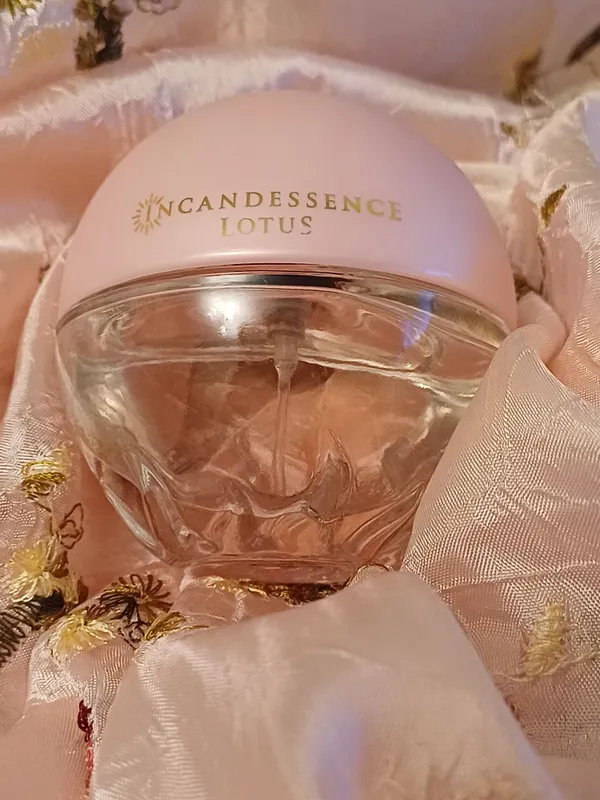 Avon ,lotus духи