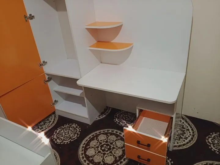 Yangi bolalar shkafi stol bilan, sabzirangda juda chiroyli mebel — фото 2