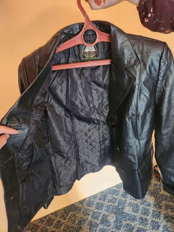 koja kastyum, rangi qora, razmer xl ,xolati yaxshi 2 koja kastyum, rangi qora, razmer xl ,xolati yaxshi 2