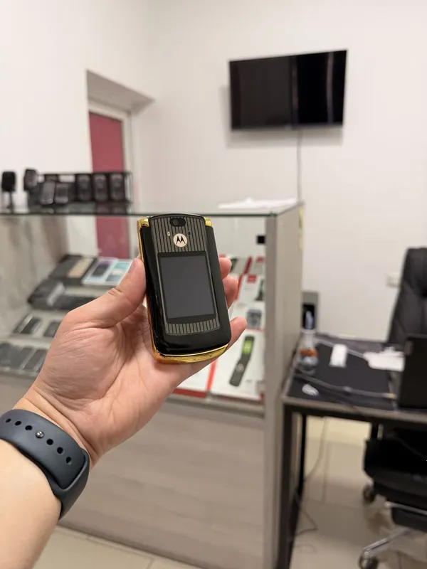 Perfectum Motorola v-9 gold — фото 1