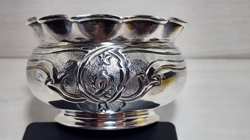 Красивая конфетница сахарница из серебра.